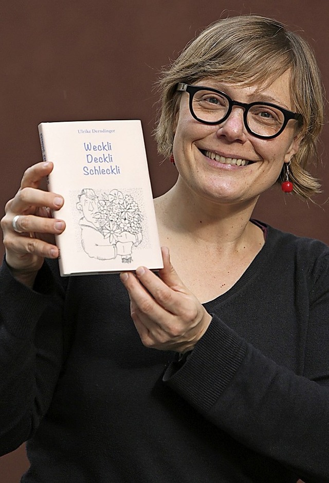 Ulrike Derndinger mit ihrem Mundart-Buch  | Foto: Christoph Breithaupt