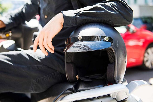 Ein Motorradfahrer verletzte sich schwer.  | Foto: Robert Gnther (dpa)