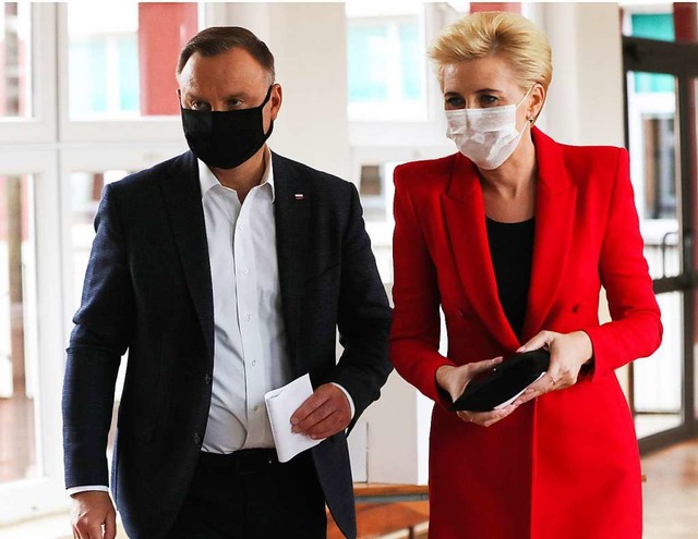 Duda mit seiner Frau bei der Stimmabgabe  | Foto: Czarek Sokolowski (dpa)