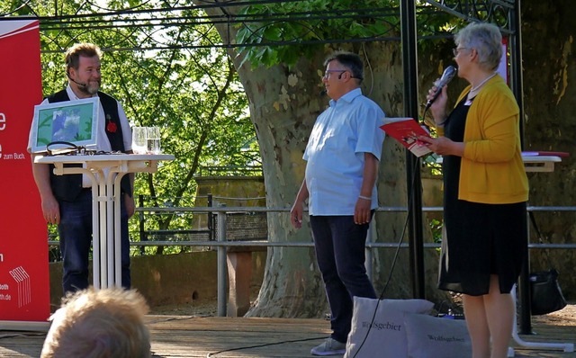 Ingrid Steiner-Graf (rechts) stellt im...links) und Edi Graf dem Publikum vor.   | Foto: Heidi Ast