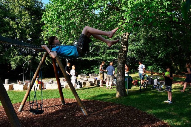 Auf dem Spielplatz an der Siedlung St...il dort eine Grillmglichkeit besteht.  | Foto: Heinz und Monika Vollmar