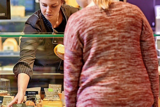 Kunden beraten, Kse aufschneiden, ver...chverkuferin im Lebensmittelhandwerk.  | Foto: Uwe Anspach
