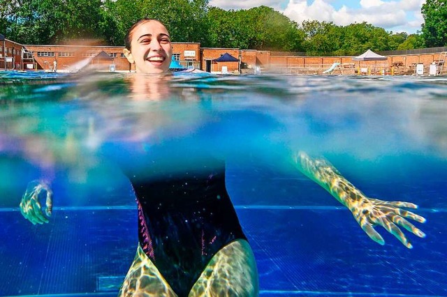 Auch in einem kleinen Pool ist viel Wasser drin.  | Foto: JUSTIN TALLIS (AFP)