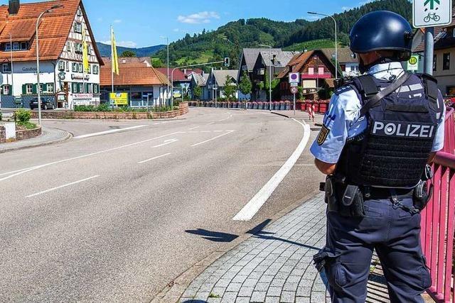 Video: So sucht die Polizei nach dem schwerbewaffneten Mann in Oppenau