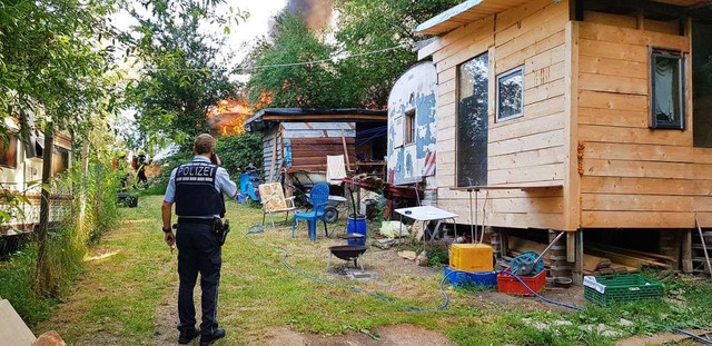 Einer der Wohncontainer und Teile des Gelndes der Wagenburg stehen in Flammen.  | Foto: Gerhard Walser