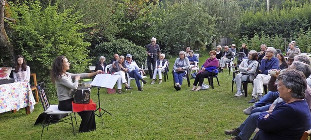 Die Soire im Pfarrgarten, mit Picknic... in frhlicher und gelster Stimmung.   | Foto: Bianca Flier