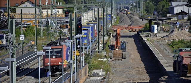 Blick vom Haltinger Steg: Der Zugverke... ein Schutthaufen brig (ganz rechts).  | Foto: Hannes Lauber