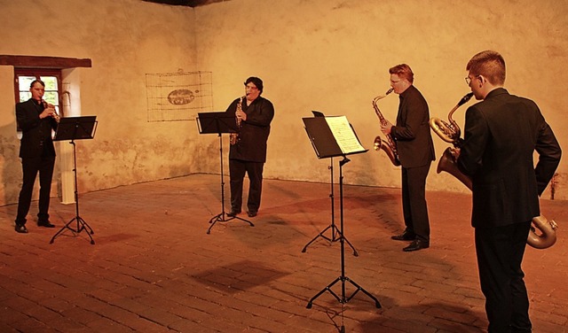 Auftritt des Freiburger Saxophonensembles in der Merdinger Zehntscheuer  | Foto: Mario Schneberg