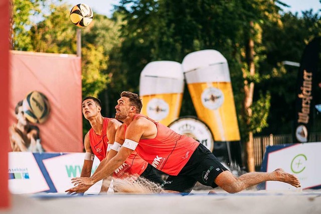 Wer nimmt den Ball? Auf dem Feld waren... wurden sie bei der Beachliga Zweiter.  | Foto: Florian Treiber