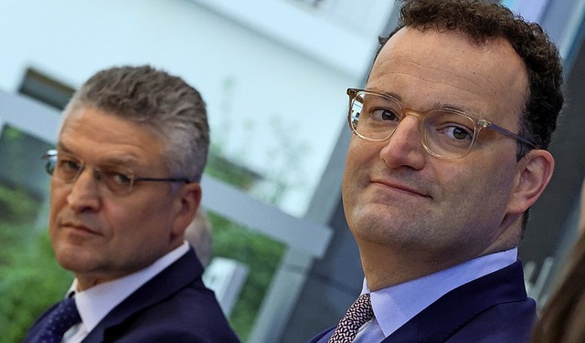Lothar Wieler, Chef des Robert Koch-Instituts, und Jens Spahn (rechts)  | Foto: Fabrizio Bensch (dpa)