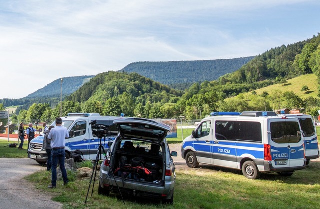 Hunderte Polizisten sind bei der Suche nach dem Flchtigen im Einsatz.   | Foto: Philipp von Ditfurth (dpa)