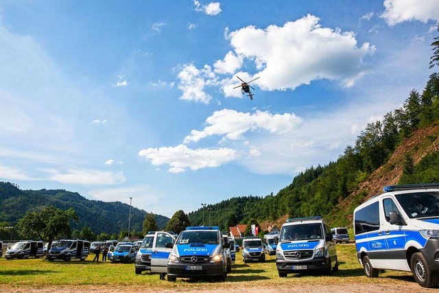 Ein Hubschrauber der Polizei fliegt na...latz, auf dem Polizeifahrzeuge stehen.  | Foto: Philipp von Ditfurth (dpa)