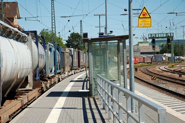 Bahnhof Efringen-Kirchen: Zwischen Con... stehen auch Kesselwagen mit Gefahrgut  | Foto: Franz Schmider