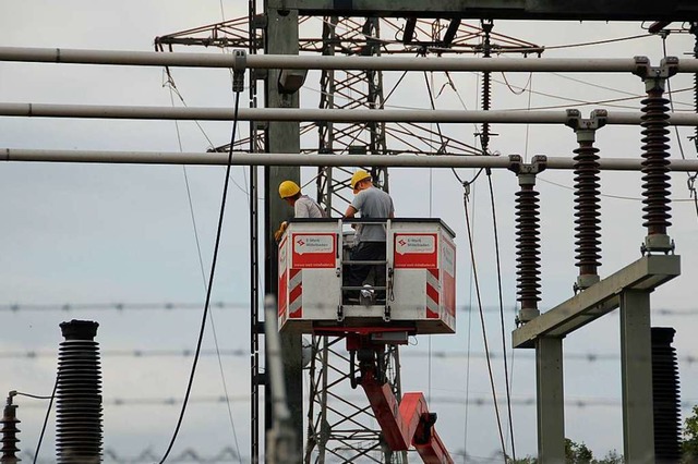 Mitarbeiter des E-Werks Mittelbaden su...r Ursache des aktuellen Stromausfalls.  | Foto: hr