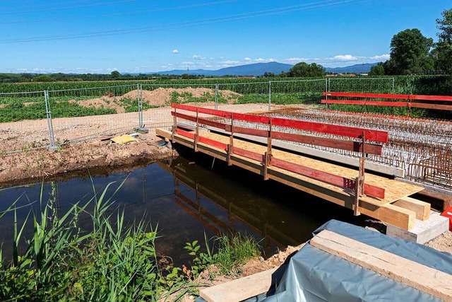 Zur Zeit wird die neue Brcke ber den... groen Umweg auf ihre Flchen kommen.  | Foto: Hubert Gemmert