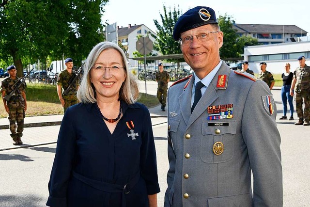 Das Ehrenkreuz der Bundeswehr in Silbe...rgermeisterin Astrid Siemes-Knoblich.  | Foto: Volker Mnch