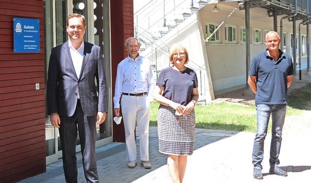 Schulleiter Udo Waninger (rechts) und ...ann-Mller den neuen Studiengang vor.   | Foto: Gerd Leutenecker