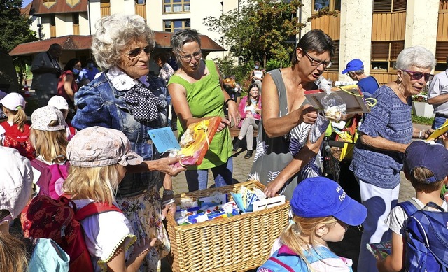 Bescherung unterm Sommerhimmel: Kinder...vom Seniorenbro Schopfheim zu sehen.   | Foto: Susanne Filz