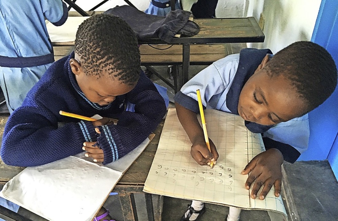 So sah es vor der Ausbreitung des Coro...einem  Klassenzimmer in Simbabwe aus.   | Foto: Gabriele Fssler