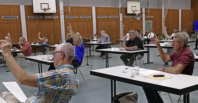 Wegen des Abstands tagt der   Gemeinderat derzeit in der Mehrzweckhalle.  | Foto: Victoria Langelott