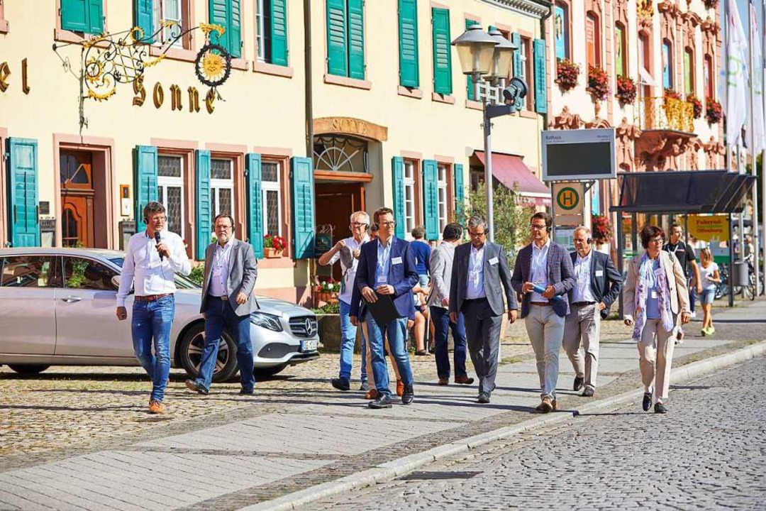 Vom Rathaus ging es zu Fu zum vorgese.... Und das Wetter spielte prchtig mit.  | Foto: Stadt Offenburg