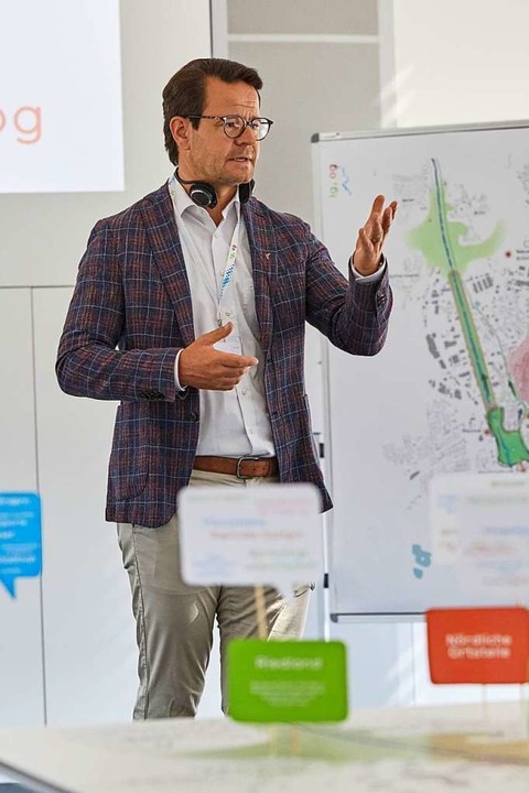 Oberbrgermeister Marco Steffens erlutert die Plne.  | Foto: Stadt Offenburg