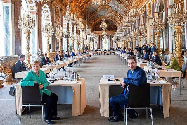 Prchtige Kabinettssitzung: Angela Mer...iegelsaal von Schloss Herrenchiemsee.   | Foto: PETER KNEFFEL (AFP)