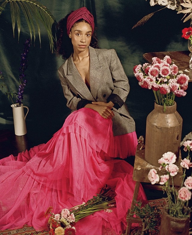 Im roten Kleid zwischen Blumen: Lianne La Havas  | Foto: Warner Music Group