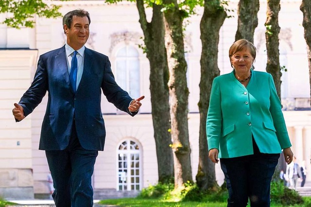 So schn ist Bayern: Markus Sder und ...a Merkel auf der Insel Herrenchiemsee.  | Foto: PETER KNEFFEL (AFP)