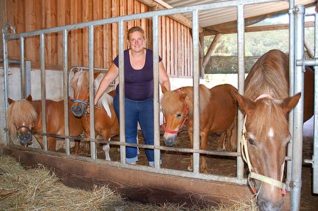 Linda Bruckert in ihrem Pferdestall zwischen ihren Zwergponys  | Foto: Wolfgang Beck