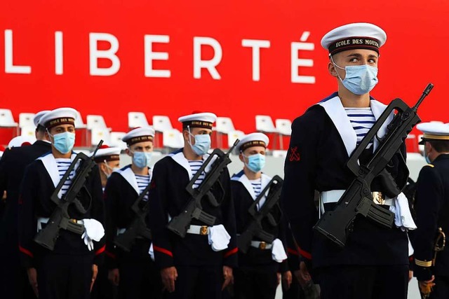 Aufmarsch mit Masken und Gewehren: Ang...nzsischen Marine am Dienstag in Paris  | Foto: LUDOVIC MARIN (AFP)