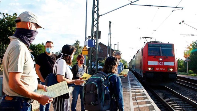 Martin Wendle verteilte Flugbltter auf dem Bahnhof in Friesenheim.  | Foto: Heidi Fel