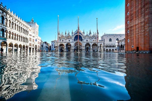 Italien, Venedig: Der Dogenpalast spie...ich im Hochwasser auf dem Markusplatz.  | Foto: Claudio Furlan (dpa)