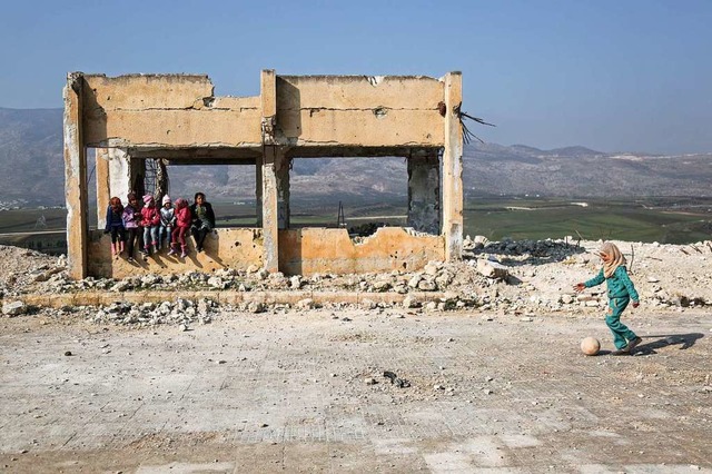 Kinder spielen in den Trmmern einer schwer beschdigten Schule in Syrien.  | Foto: Anas Alkharboutli (dpa)