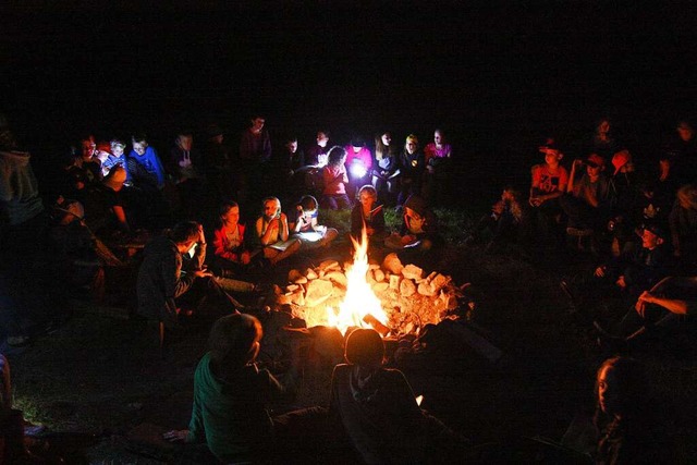 In groer Runde am Feuer zu sitzen,  w...rlager. 2020 ist das so nicht mglich.  | Foto: Anna Uhlmann