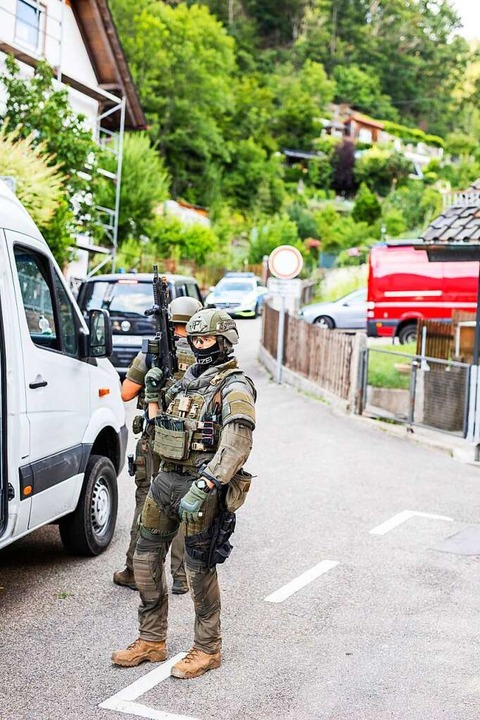 Mehr als 1500 Polizisten suchen seit Sonntag nach Yves R. aus Oppenau  | Foto: Philipp von Ditfurth (dpa)