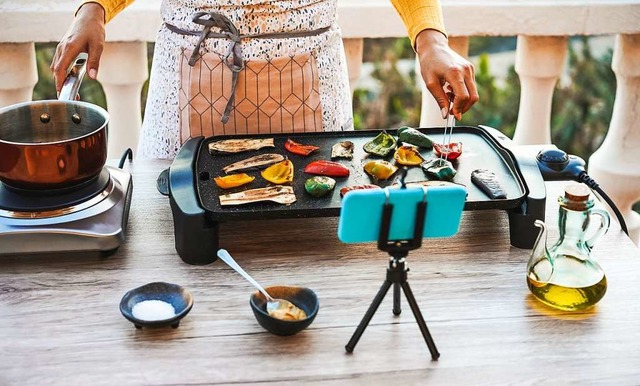 Die Teilnehmer von zwei Griechisch-Koc...dann wird zu Hause fleiig mitgekocht.  | Foto: DisobeyArt(stock.adobe.com)