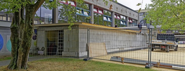 Der Rohbau des neuen Gerteraumanbaus an der Turnhalle bekommt sein Dach.   | Foto: Martin Wendel