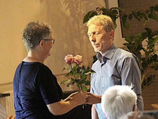 Pastor Adalbert Kanzinger dankte seiner Ehefrau Renate.  | Foto: Horst David