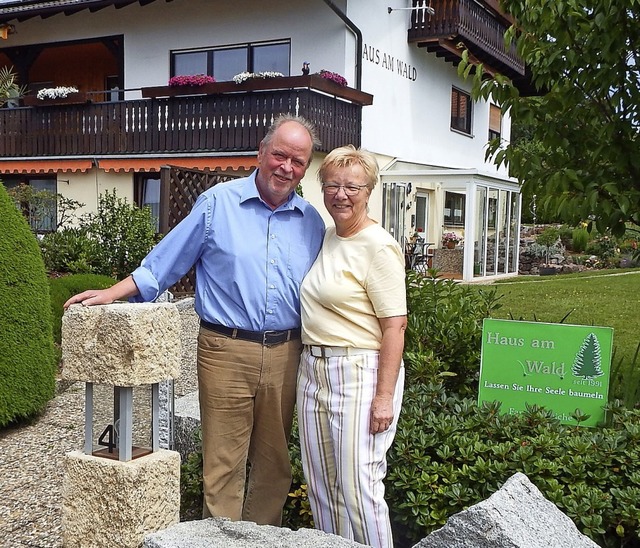 Die Egger Pensionsbetreiber Sigrun und...nbach startenden Breitbandverkabelung.  | Foto: Wolfgang Adam