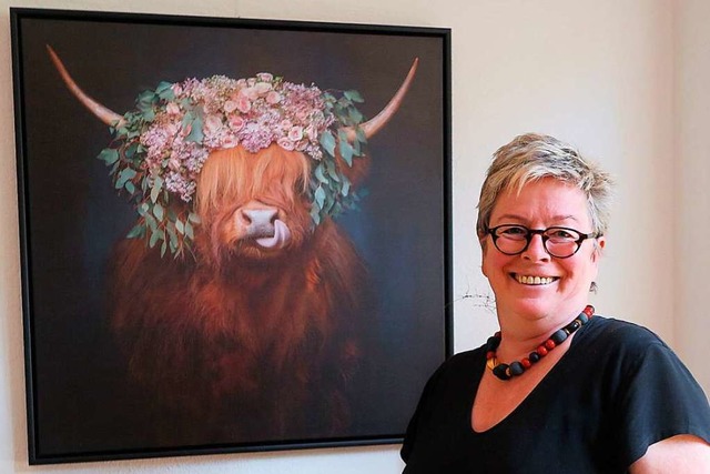 Heidi Schwarz-Schindler mit einem der ...hrle, die im Weingut ausgestellt sind.  | Foto: Beatrice Ehrlich