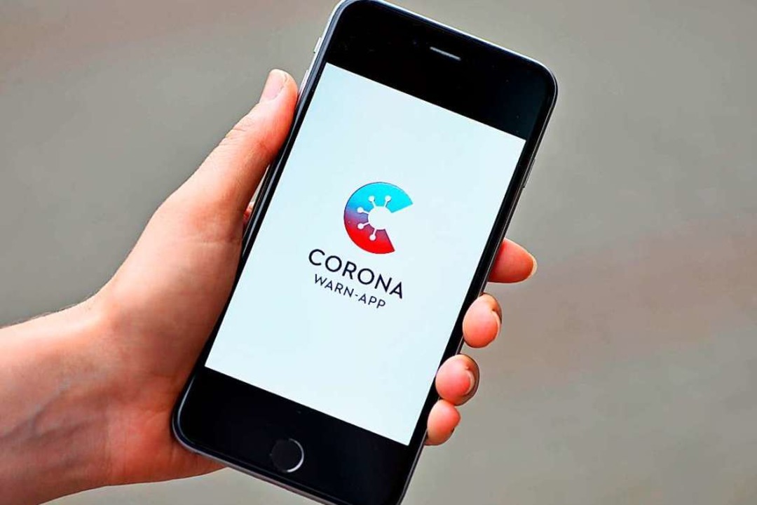 Die Corona-Warn-App ist auf fast 16 Millionen Smartphones installiert.  | Foto: imago stock