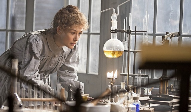 Im Labor: Rosamund Pike als Marie Curie   | Foto: - (dpa)