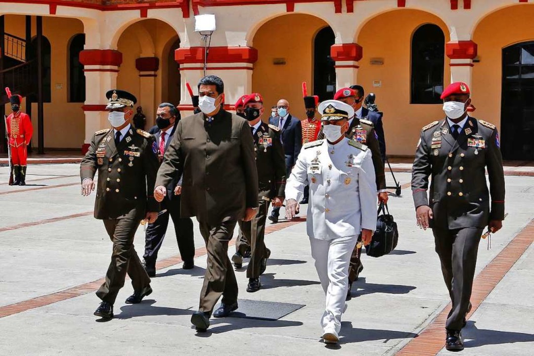 Venezuelas Machthaben Maduro zeigt sich gerne mit hohen Militärs.  | Foto: JHONANDER GAMARRA (AFP)