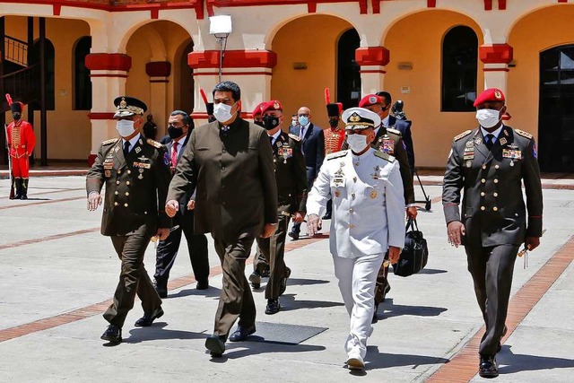 Venezuelas Machthaben Maduro zeigt sich gerne mit hohen Militrs.  | Foto: JHONANDER GAMARRA (AFP)