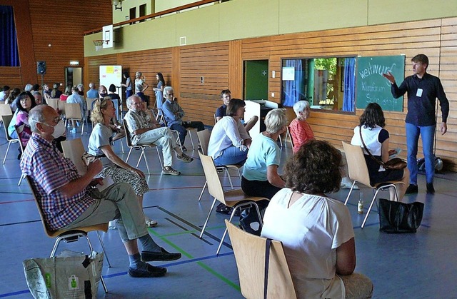 Teilnehmer bildeten in der Halle Klein...deen und Anregungen uern zu knnen.   | Foto: Nina Herrmann