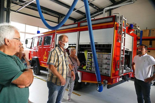 Die  Sommertour-Teilnehmer lassen sich...e Feuerwehrgarage in Atzenbach zeigen.  | Foto: Susanne Filz