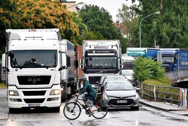 ber Freiburgs Stadtdurchfahrt B31 schiebt sich wieder Laster an Laster