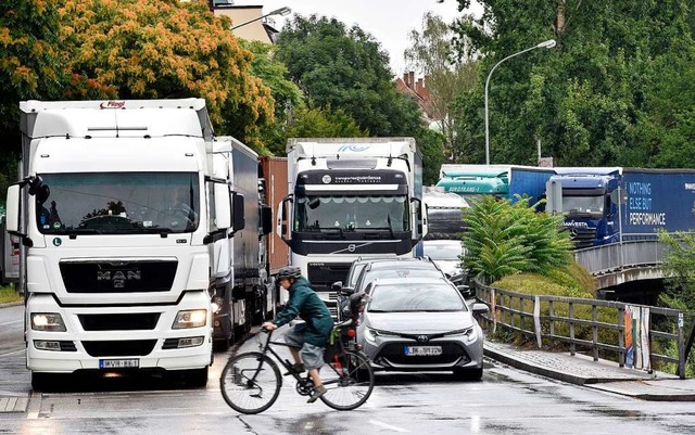 Die Lastwagen sind zurck. ber Freibu...ebt sich wieder ein Laster am anderen.  | Foto: Thomas Kunz