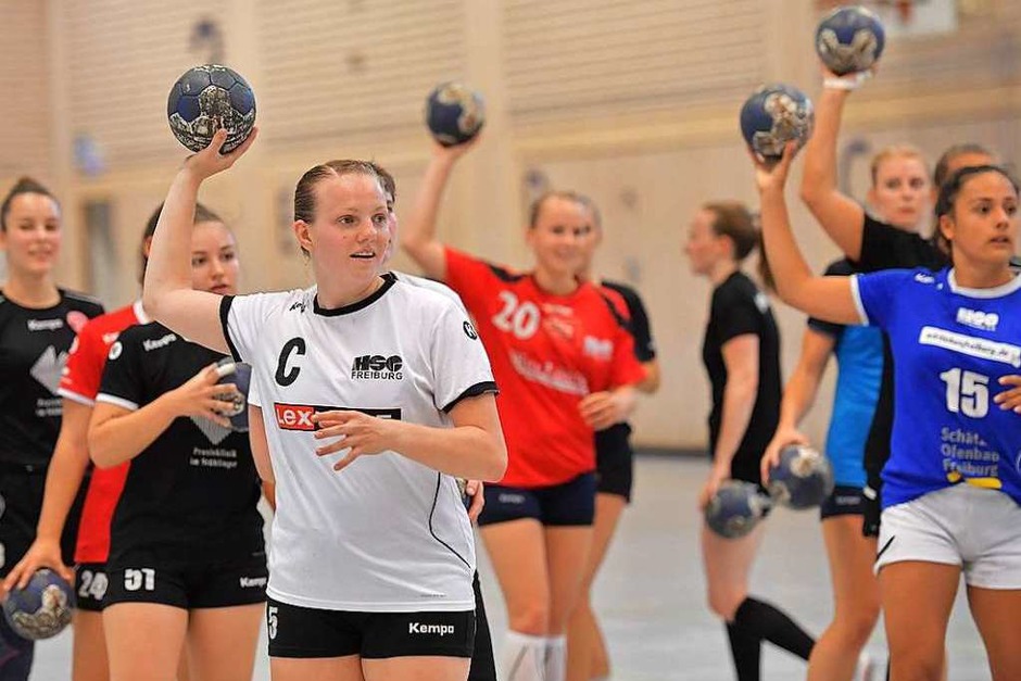 Angelika Makelko (weißes Trikot) gehört auch im Training zu den Führungspersönlichkeiten auf dem Feld. (Foto: Achim Keller) Angelika Makelko (weißes Trikot) gehört auch im Training zu den Führungspersönlichkeiten auf dem Feld. (Foto: Achim Keller)